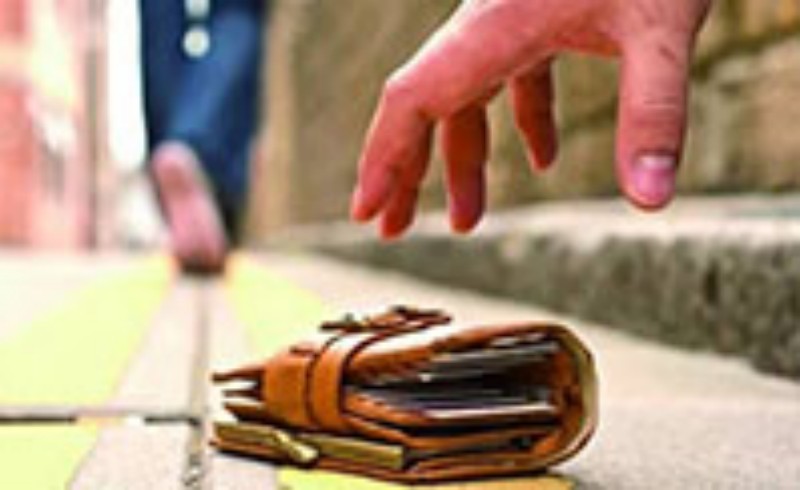 当你看到一个装满钱的钱包时，你的第一反应是什么？